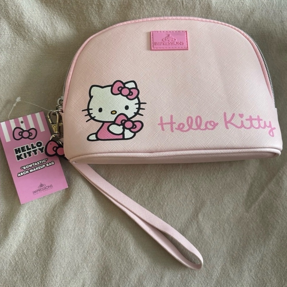 Hello Kitty Bundle Makeup bag, Brush set, lip liners and macaron lip balm - Picture 3 of 16